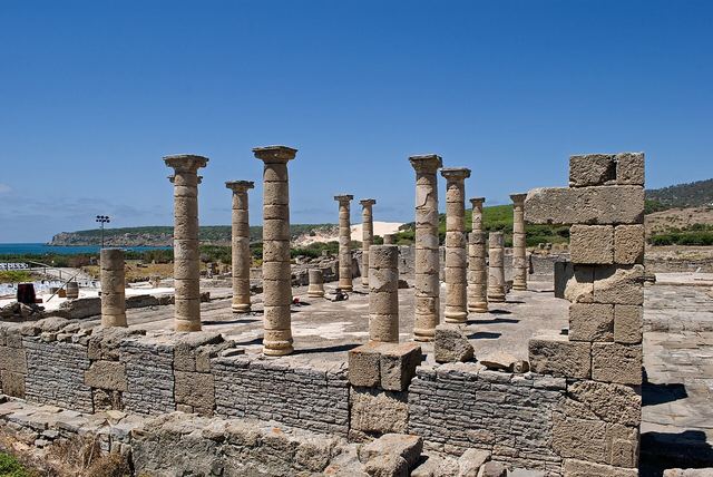 La basílica de la ciudad romana de Baelo Claudia, junto a la playa de Bolonia