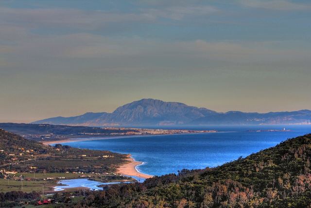 El Estrecho de Gibraltar desde Tarifa, con África al fondo