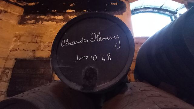 Botas firmadas por visitantes ilustres en la bodega El Molino, en Jerez