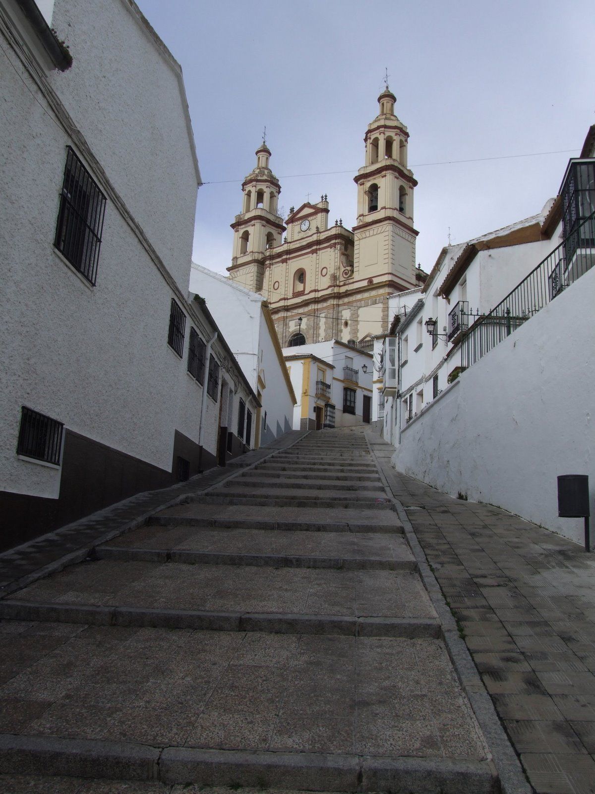 Olvera, con su iglesia y su castillo en lo alto