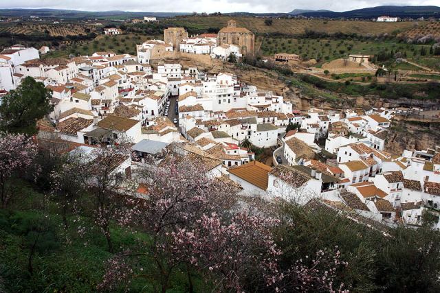 Casas bajo la roca en Setenil de las Bodegas