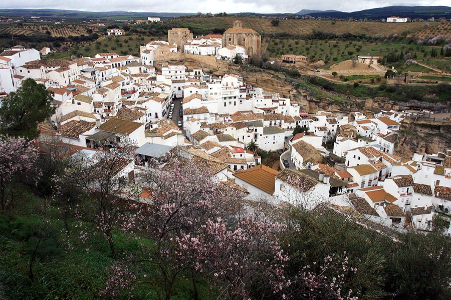 Casas bajo la roca en Setenil de las Bodegas