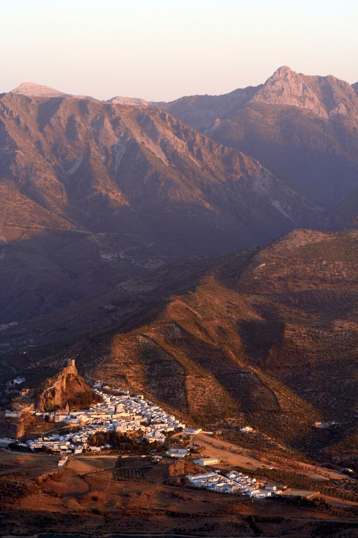 Zahara de la Sierra y su torre nazarí